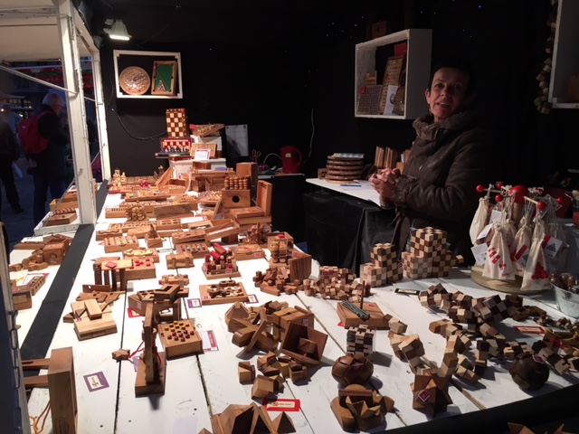 Chalet de jeux en bois sur le marché de noël de Rouen
