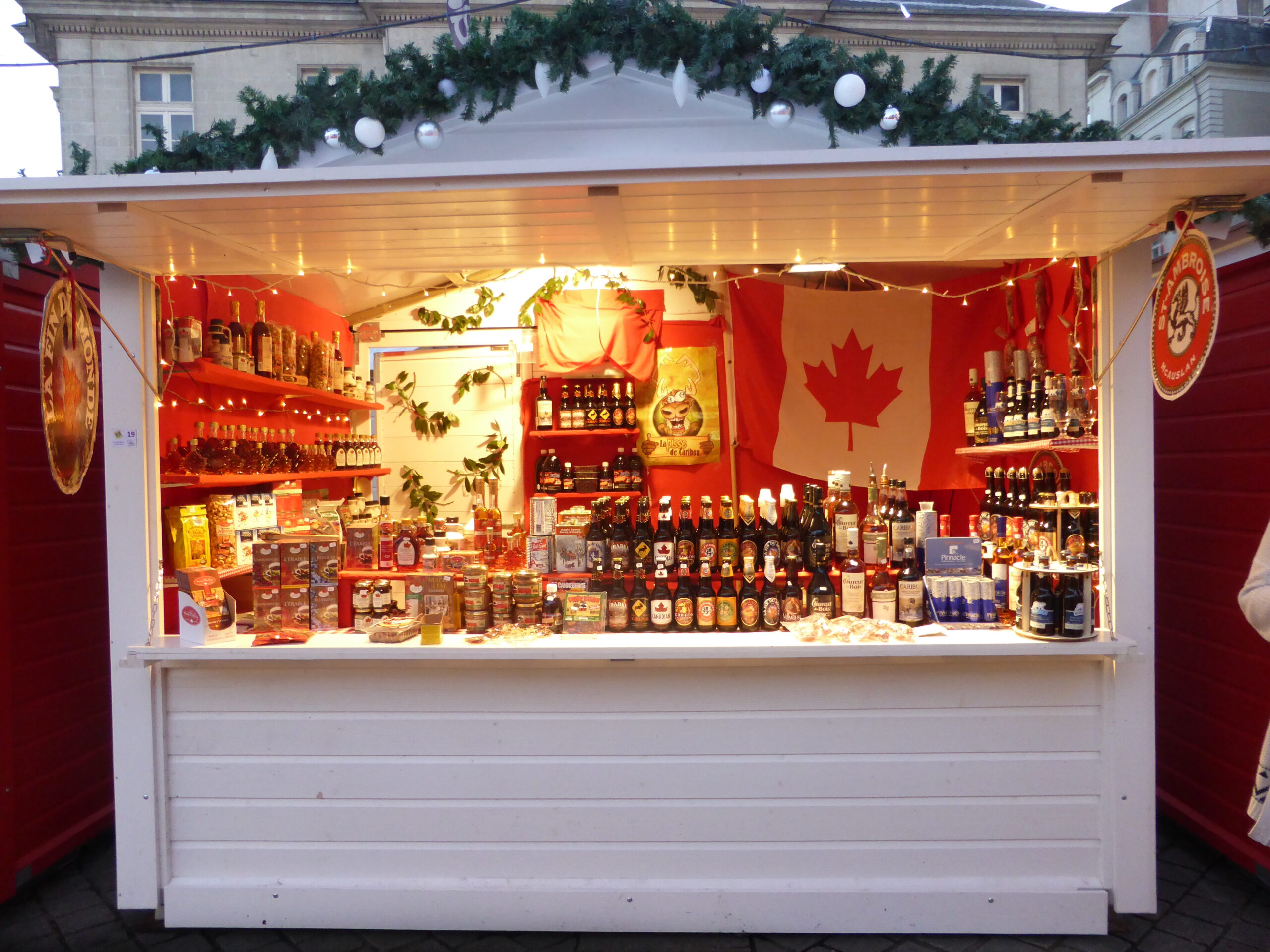 Chalet de produits canadiens sur le marché de noël de Rouen