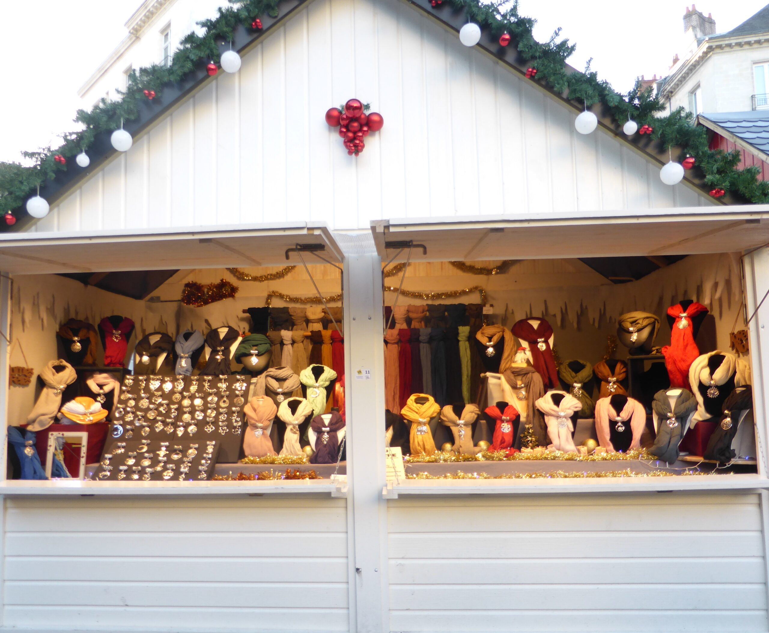 Chalet de bijoux de foulard sur le marché de noël de Rouen