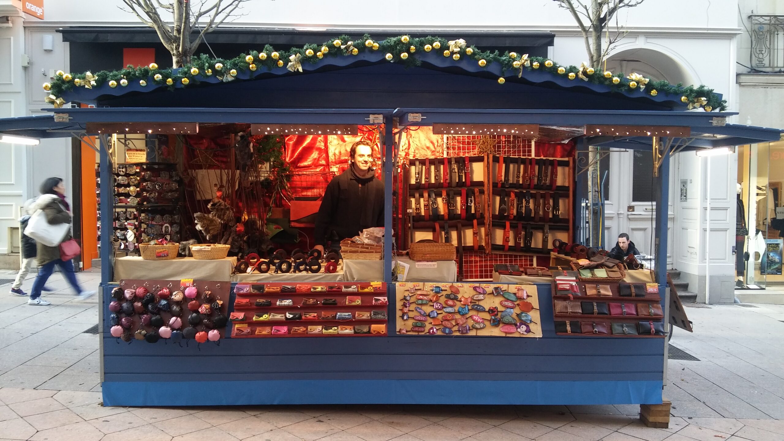 Chalet d'artisanat sur cuir sur le marché de noël de Rouen