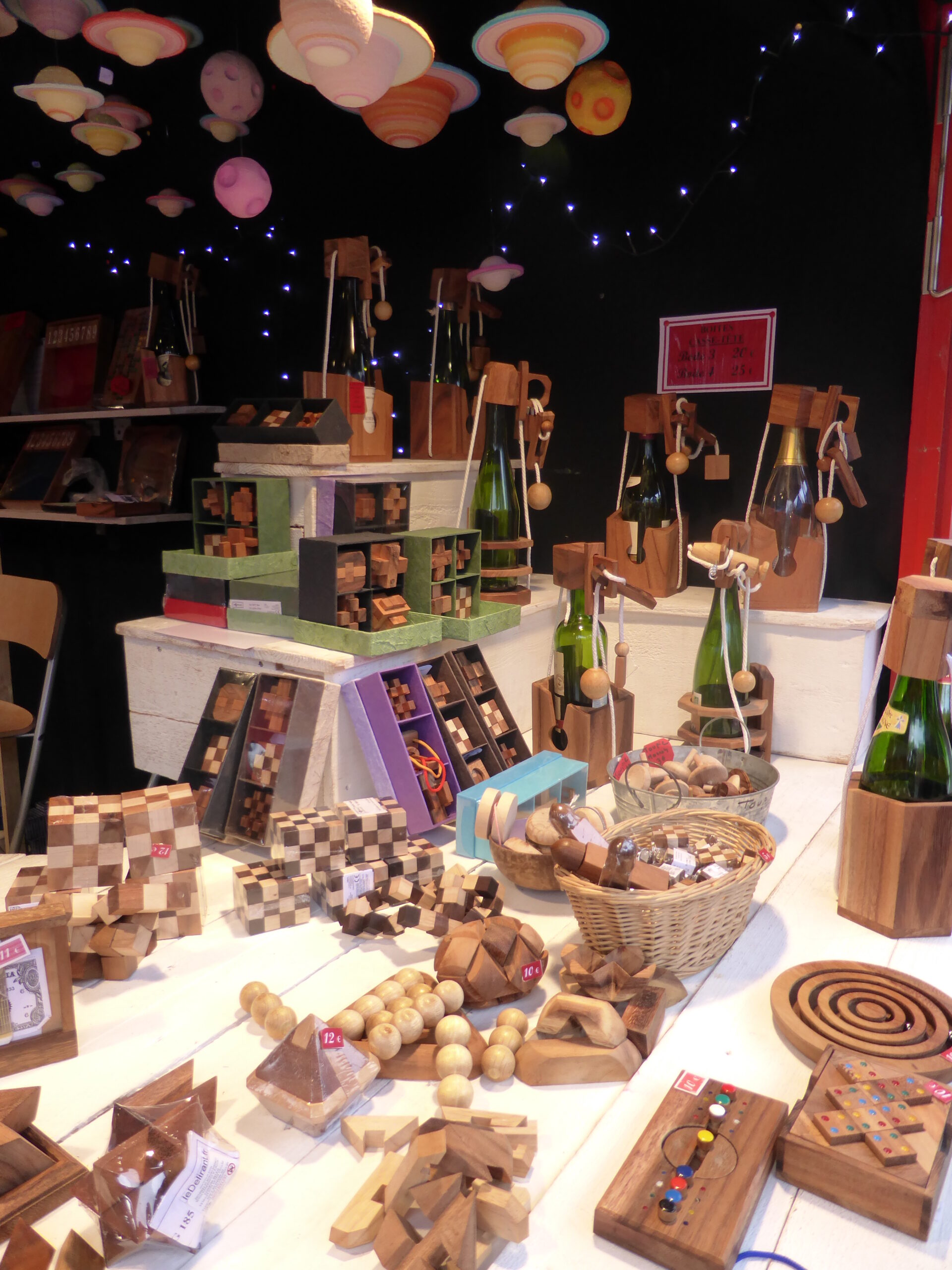 Chalet de jeux en bois sur le marché de noël de Rouen