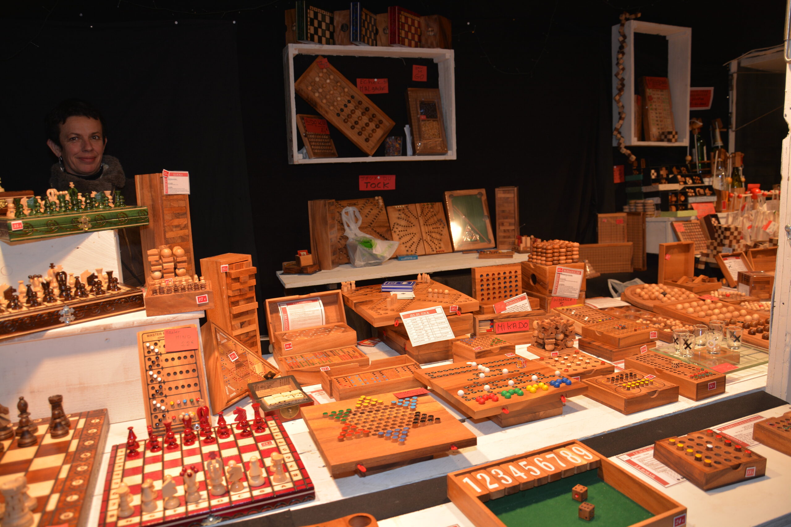 Chalet de jeux en bois sur le marché de noël de Rouen