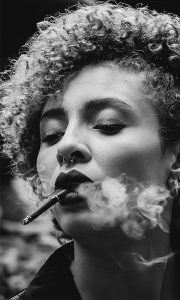 Jeune femme qui fume
