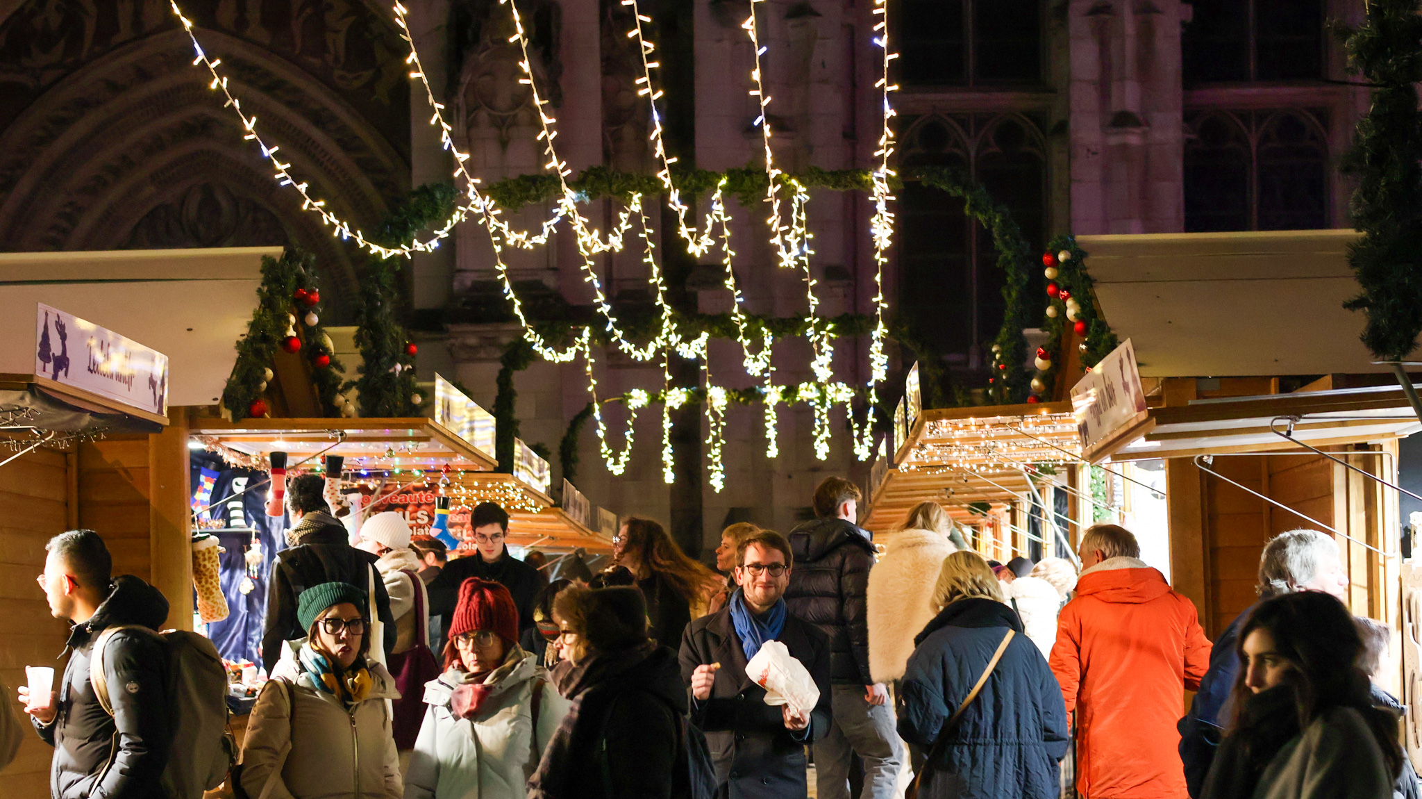 Marché de Noël de Rouen 2025 sur la place de la Cathédrale, chalets illuminés et visiteurs au cœur du centre-ville